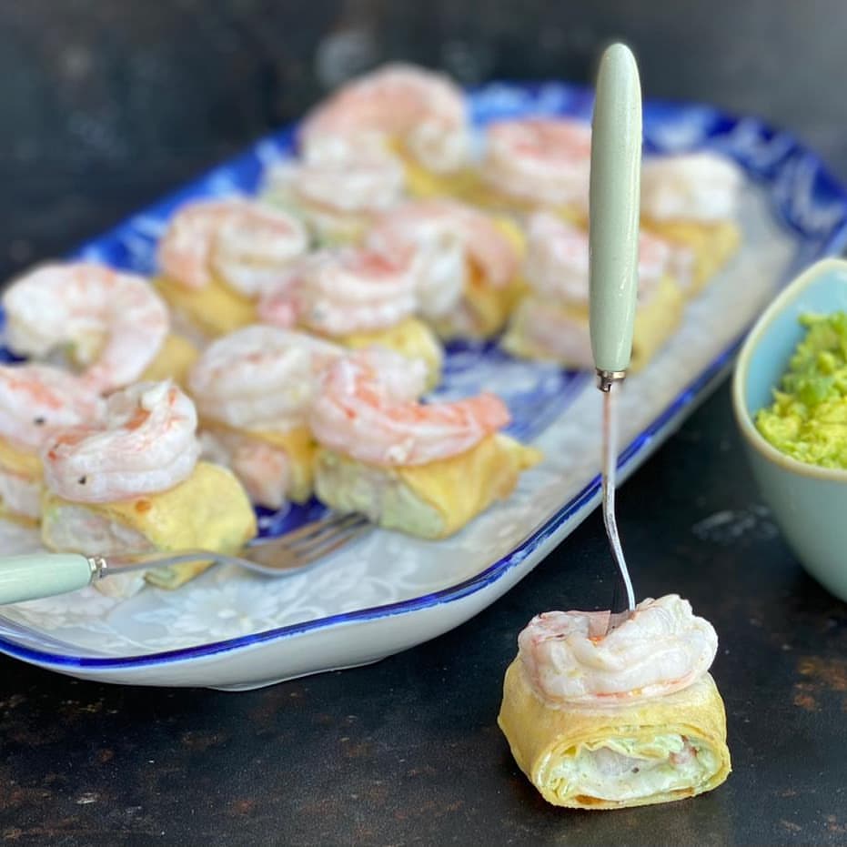 Rollitos de panqueques con pesto de rúcula y camarones