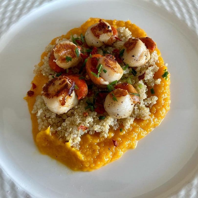 Ostiones con puré de zapallo y quinoa