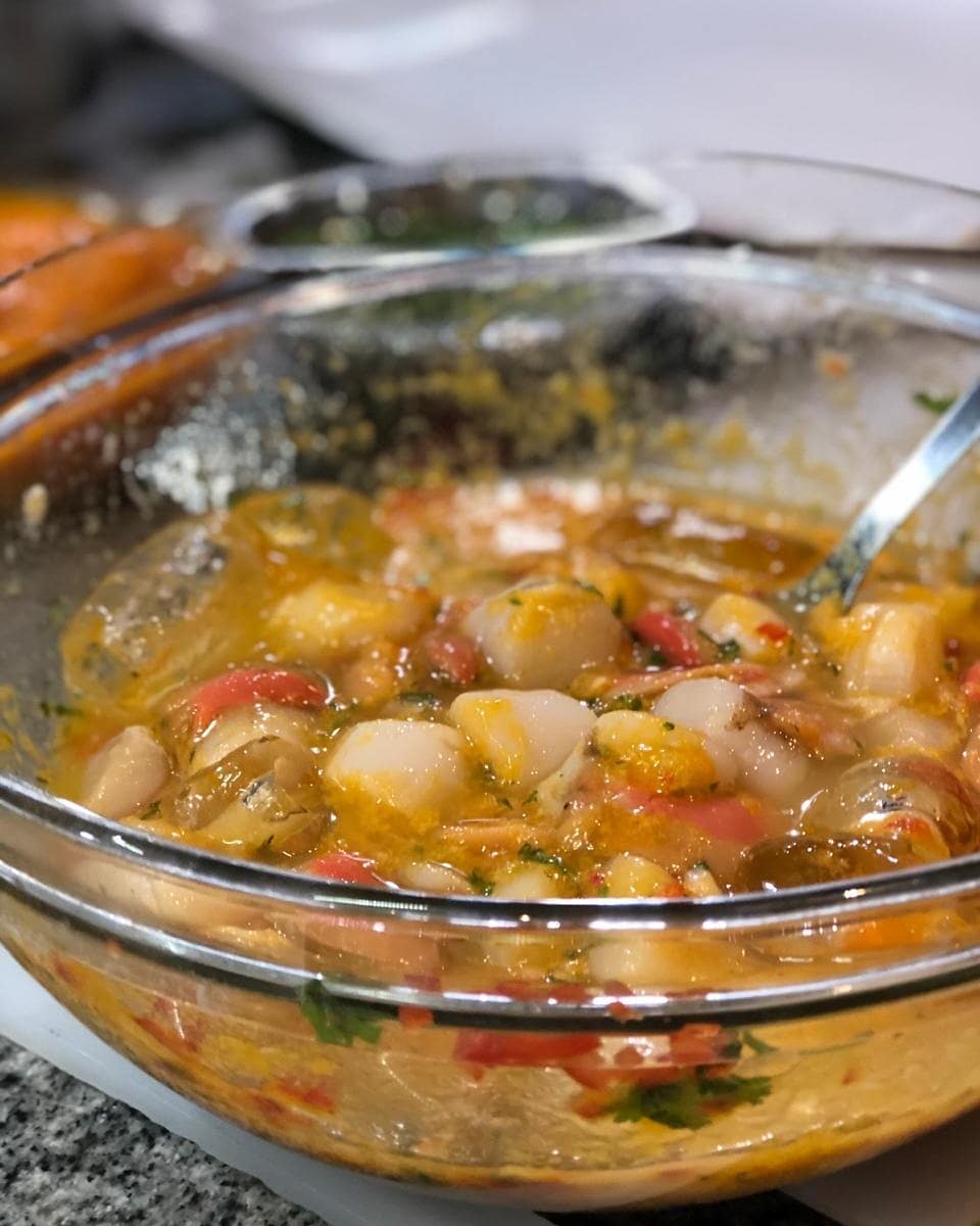 Ceviche de Ostiones en Leche de Tigre de Ají Amarillo con Palta y Chalaquita (Tipo Pebre)