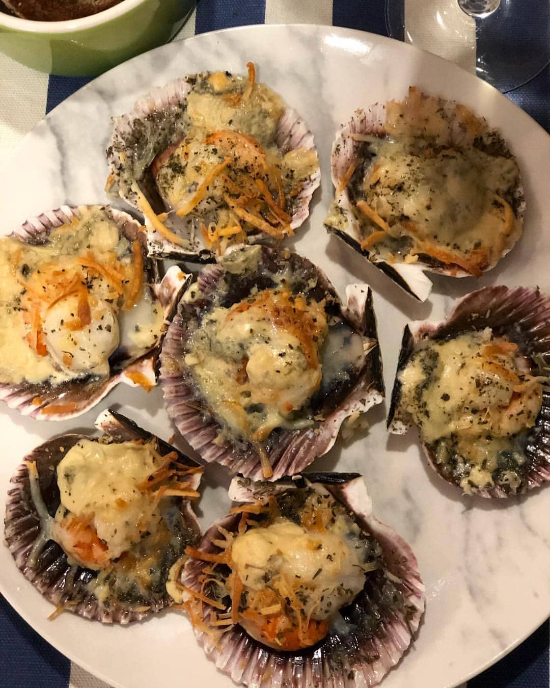 Ostiones Gratinados con Queso Azul y Hierbas