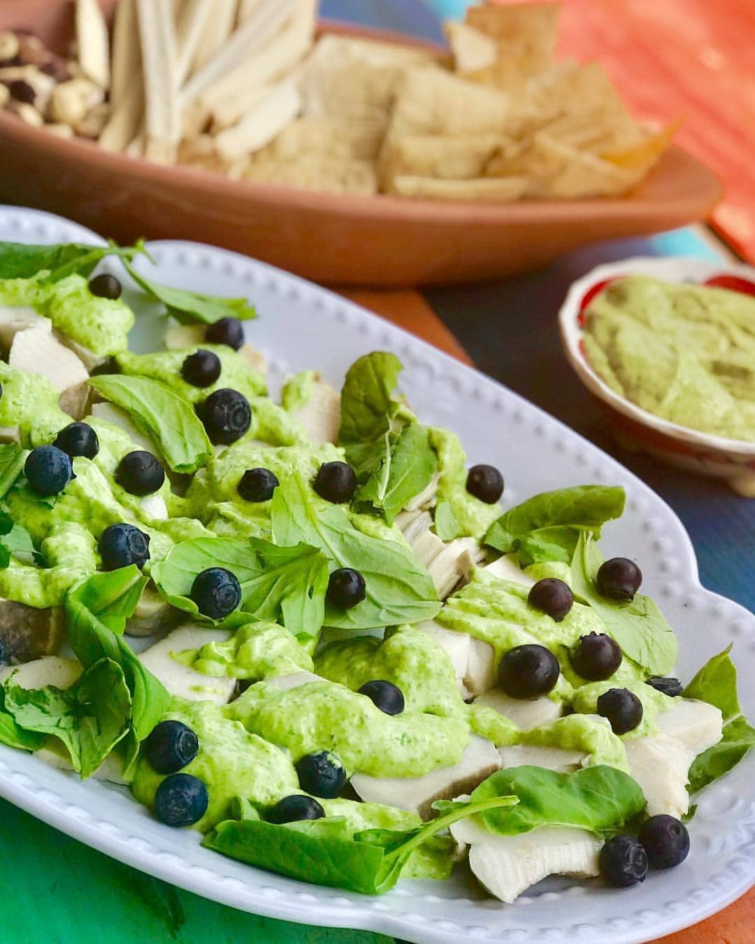 Tiradito de Locos con Salsa de Palta y Cilantro y Arándanos