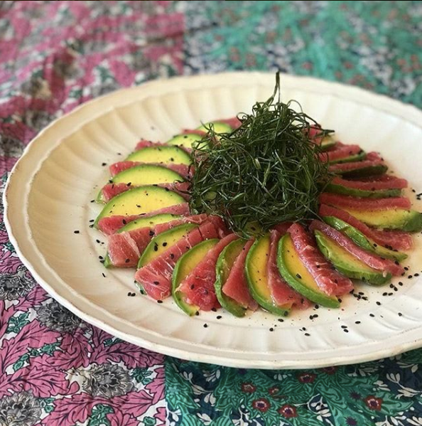 Atún con láminas de palta y aderezo de aceite de sésamo