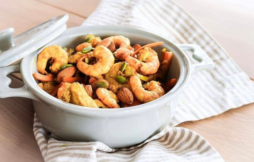 Camarones y pollo al curry con leche de coco