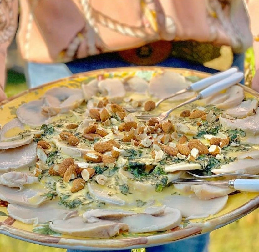 Carpaccio de locos en salsa holandesa a la Albahaca